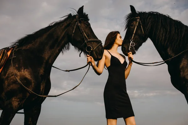 Retrato Mulher Bonita Vestido Preto Com Dois Cavalos Natureza — Fotografia de Stock