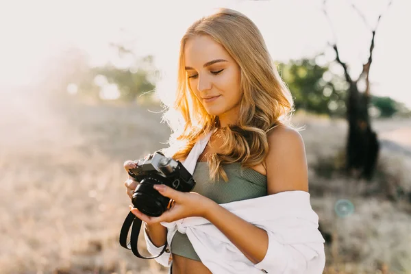 Portret Pięknej Młodej Fotografki Zabytkowym Aparatem Fotograficznym Łonie Natury — Zdjęcie stockowe