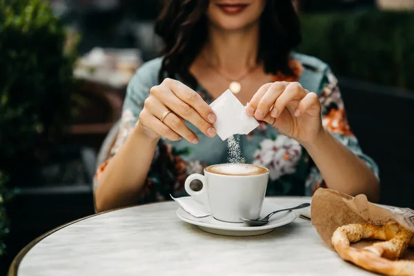 ストリートカフェでリラックスしてコーヒーを飲みながら美しい若い女性の肖像画 — ストック写真