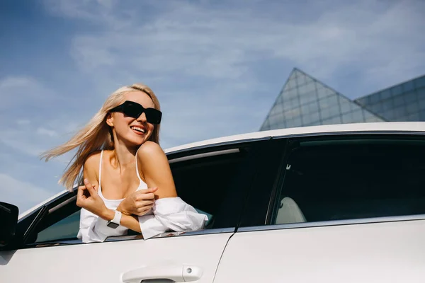Arabadan Dışarı Bakan Güzel Genç Bir Kadın — Stok fotoğraf