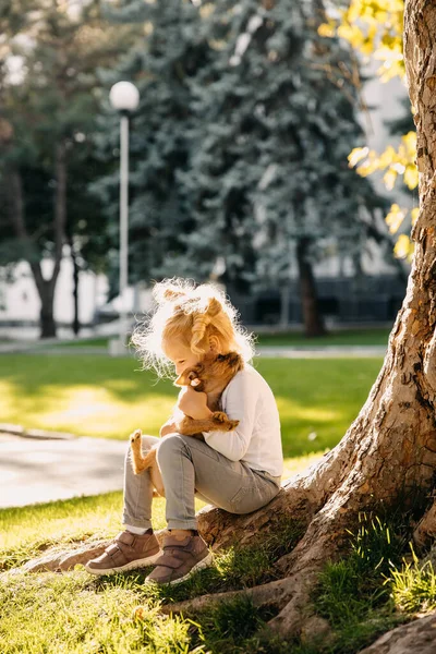 Close ปภาพของเด กสาวน อยน กหมา ความสน กสนานในสวนสาธารณะ — ภาพถ่ายสต็อก