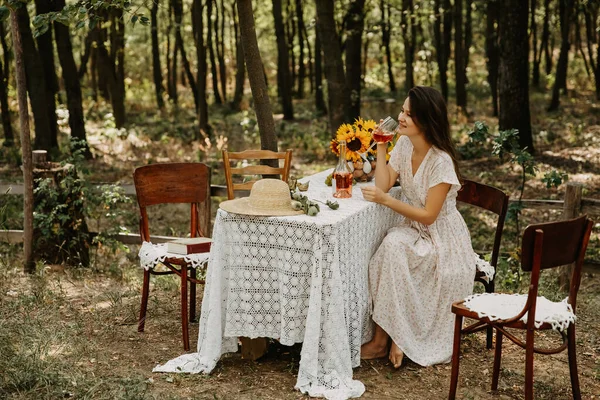 Retrato Una Hermosa Mujer Bebiendo Vino Rosa Bosque —  Fotos de Stock