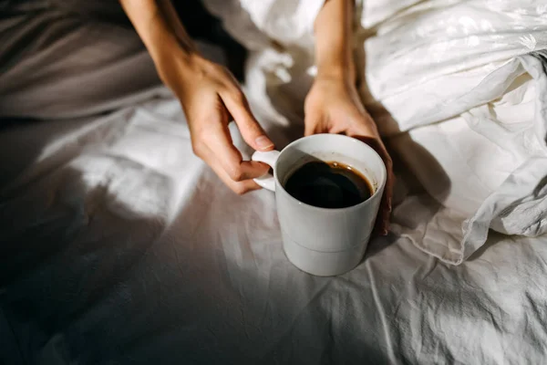 Corte Tiro Mulher Bebendo Café Cama Manhã — Fotografia de Stock