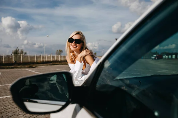 Bella Giovane Donna Appoggiata Alla Sua Auto Parcheggio — Foto Stock