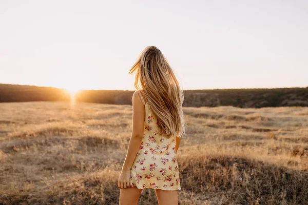 Portret Pięknej Blondynki Łonie Natury Podczas Zachodu Słońca — Zdjęcie stockowe