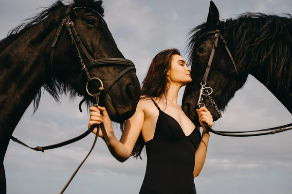 Retrato Mulher Bonita Vestido Preto Com Dois Cavalos Natureza — Fotografia de Stock