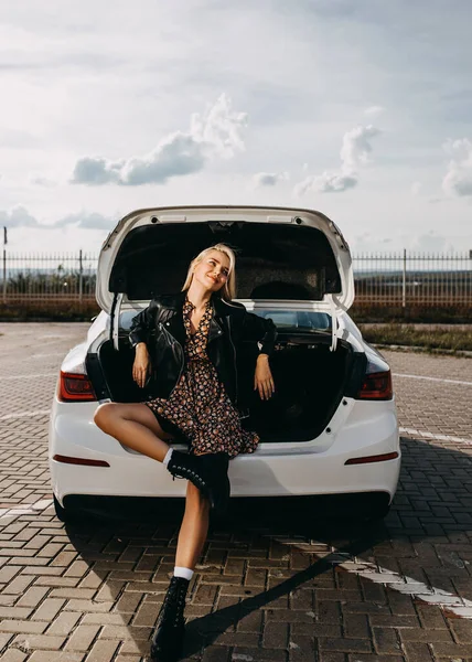 Schöne Junge Frau Sitzt Kofferraum — Stockfoto