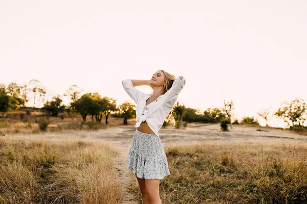 Retrato Mujer Hermosa Joven Ropa Estilo Naturaleza Por Tarde — Foto de Stock