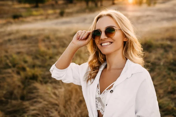 Retrato Mujer Hermosa Joven Ropa Estilo Naturaleza Por Tarde — Foto de Stock