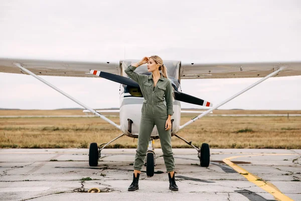 Portrait Beautiful Blonde Pilot Woman Front Airplane — Stock Photo, Image