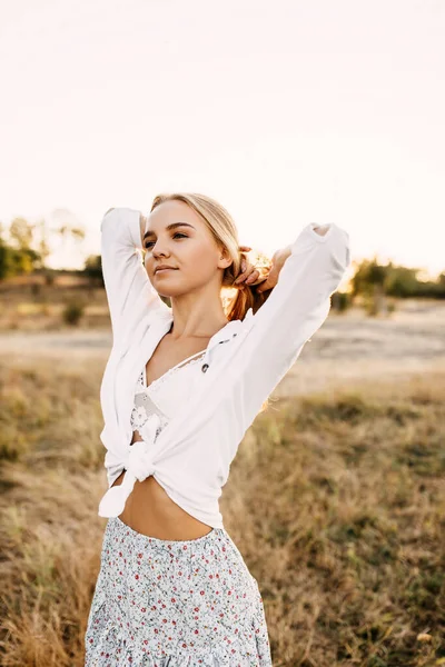 Retrato Mujer Hermosa Joven Ropa Estilo Naturaleza Por Tarde — Foto de Stock