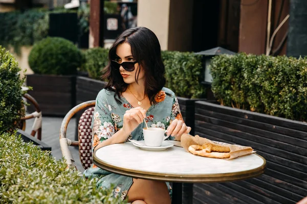 Ritratto Bella Giovane Donna Con Una Tazza Caffè Rilassante Nel — Foto Stock