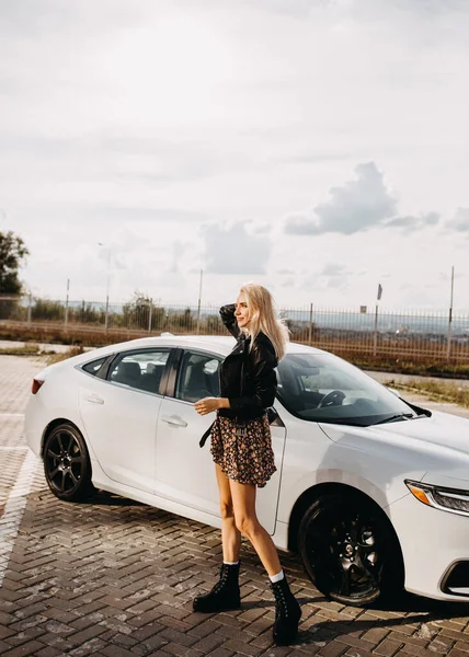 Schöne Junge Frau Steht Vor Ihrem Auto Auf Dem Parkplatz — Stockfoto