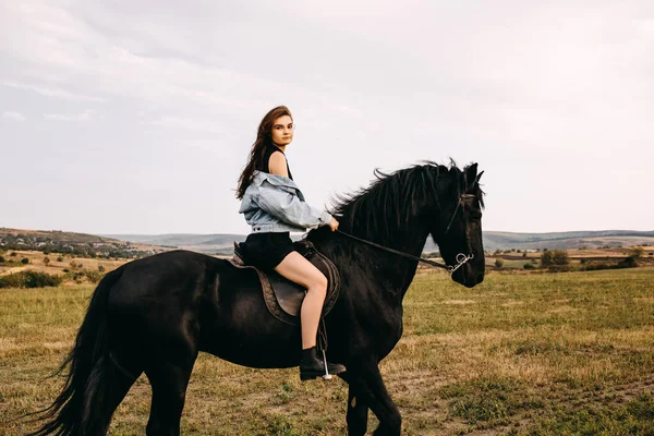 Retrato Mujer Hermosa Cabalgando Caballo Negro Naturaleza — Foto de Stock