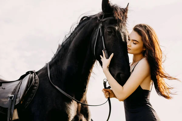 Portrait Belle Femme Avec Cheval Noir Dans Nature — Photo