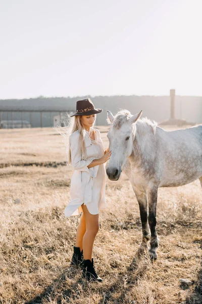 Porträtt Vacker Blond Kvinna Med Vit Häst Naturen Solnedgången — Stockfoto