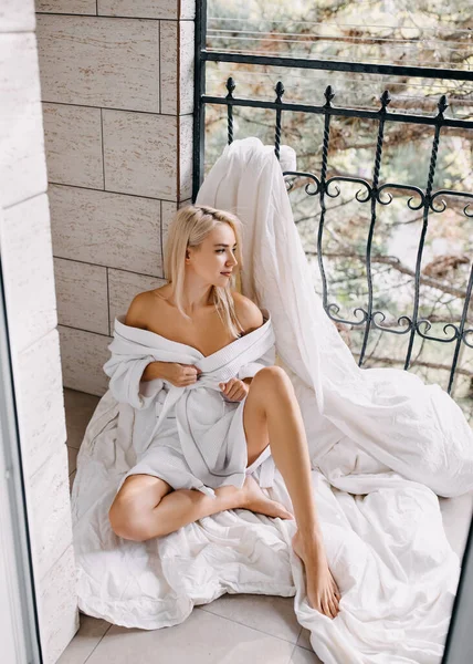 Hermosa Mujer Joven Albornoz Blanco Con Taza Café Relajante Casa — Foto de Stock