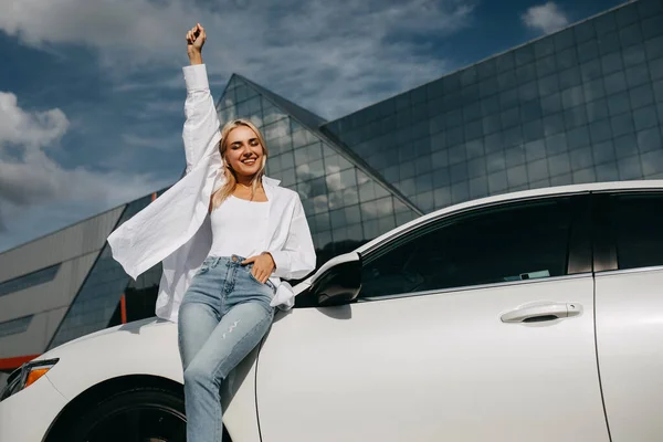 Bella Giovane Donna Appoggiata Alla Sua Auto Parcheggio — Foto Stock