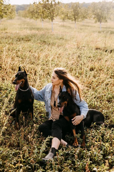 Retrato Mujer Hermosa Con Dos Perros Doberman Sentados Naturaleza — Foto de Stock