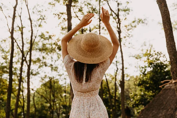 Vista Posteriore Della Donna Abito Cappello Paglia Nella Foresta — Foto Stock