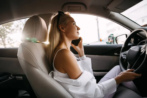 Güzel Genç Bir Kadın Araba Kullanıyor Telefonla Konuşuyor — Stok fotoğraf