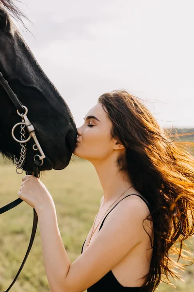 Portrait Belle Femme Avec Cheval Noir Dans Nature — Photo