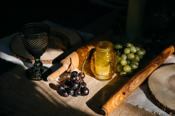 木のテーブルの上でワインやチーズやブドウと共に暮らし — ストック写真