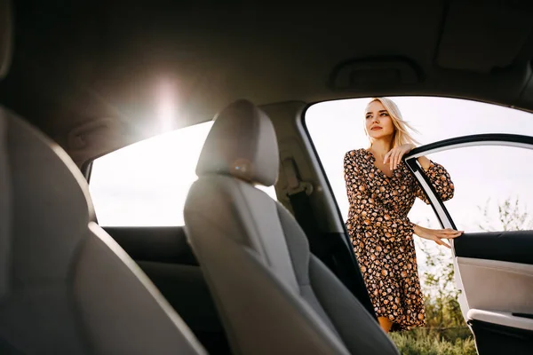 Schöne Junge Frau Die Vor Dem Auto Steht Und Tür — Stockfoto