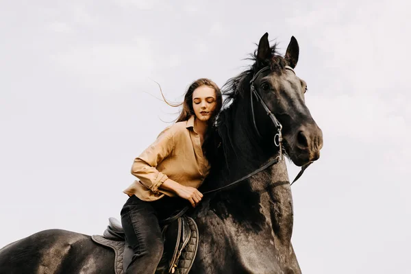 Retrato Bela Mulher Montando Cavalo Preto Natureza — Fotografia de Stock