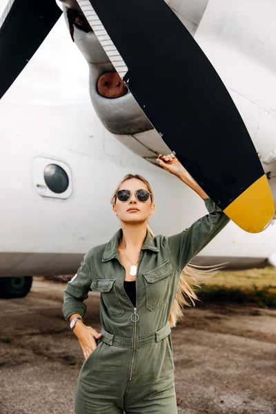 Uçağın Önündeki Sarışın Güzel Kadının Portresi — Stok fotoğraf