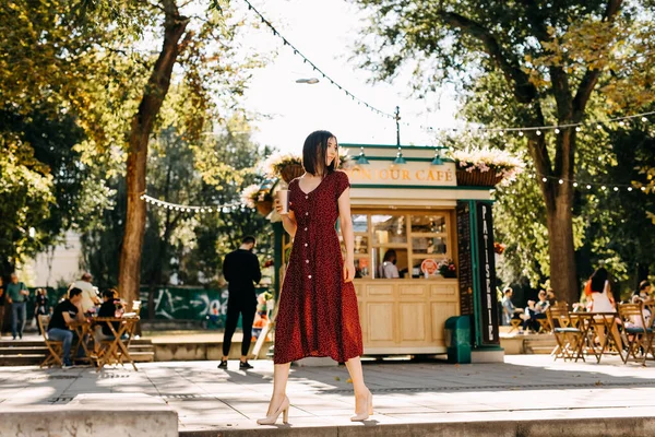 Retrato Hermosa Mujer Joven Vestido Rojo Calle Ciudad — Foto de Stock