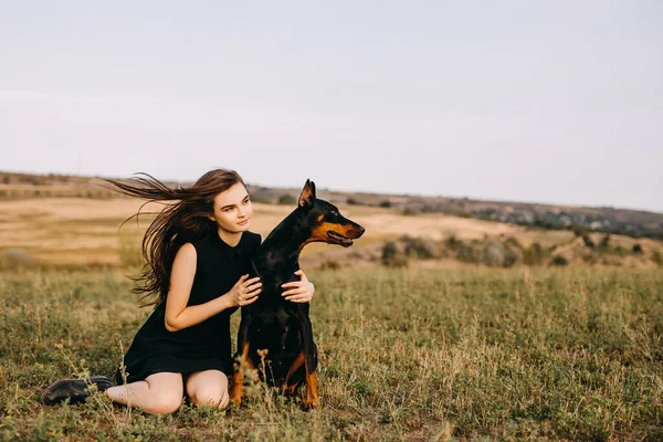 Портрет Красивой Женщины Проводящей Время Своей Собакой Доберман Природе — стоковое фото