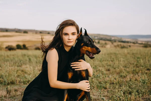 Retrato Mulher Bonita Passar Tempo Com Seu Cão Doberman Natureza — Fotografia de Stock