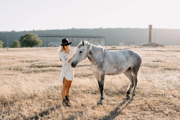 Retrato Hermosa Mujer Rubia Con Caballo Blanco Naturaleza Durante Puesta — Foto de Stock