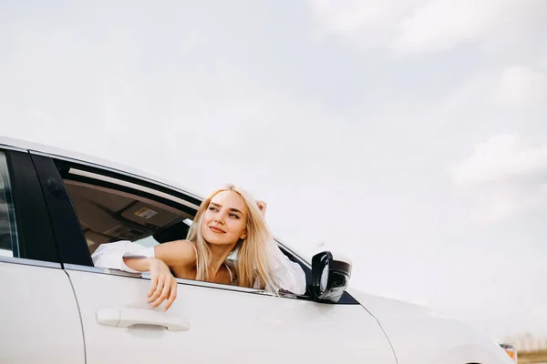 Bela Jovem Mulher Olhando Para Fora Carro — Fotografia de Stock