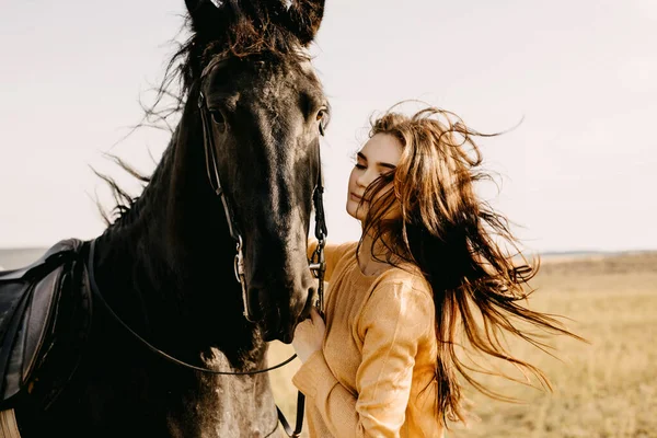 Retrato Mulher Bonita Com Cavalo Preto Natureza — Fotografia de Stock