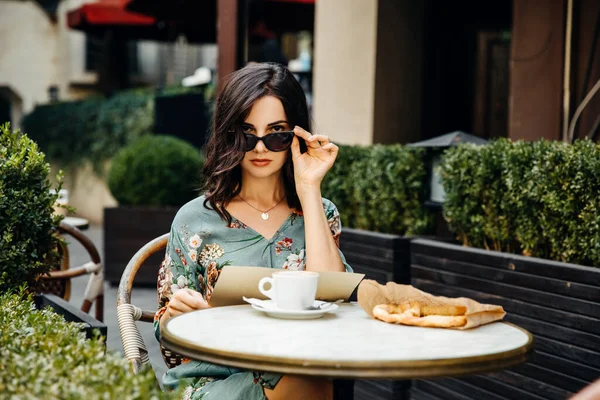 Ritratto Bella Giovane Donna Con Una Tazza Caffè Rilassante Nel — Foto Stock