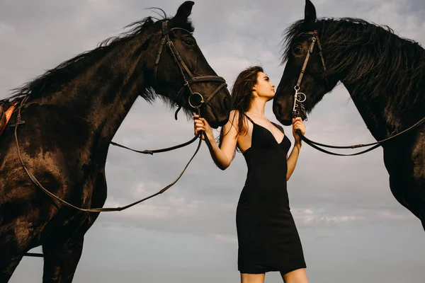 Porträtt Vacker Kvinna Svart Klänning Med Två Hästar Naturen — Stockfoto