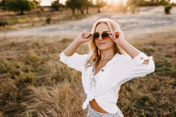 Portret Van Mooie Jonge Vrouw Stijlvolle Kleding Natuur Avond — Stockfoto