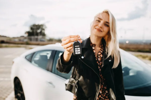Güzel Genç Bir Kadın Arabanın Önünde Arabanın Anahtarını Tutuyor — Stok fotoğraf