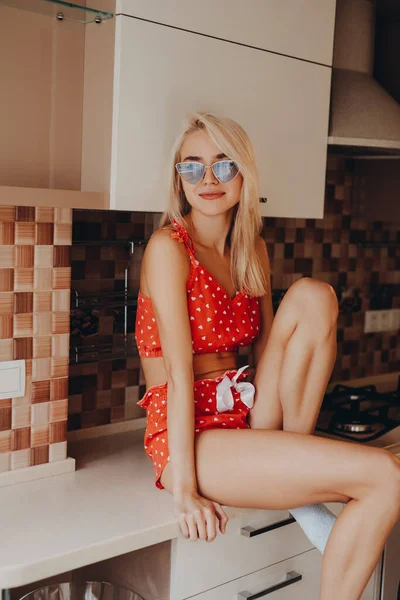 Hermosa Mujer Joven Top Rojo Pantalones Cortos Sentados Mesa Cocina — Foto de Stock