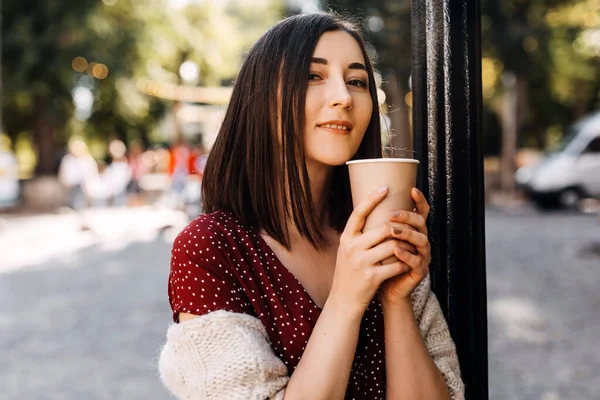 Sokakta Elinde Bir Fincan Kahveyle Güzel Bir Genç Kadının Portresi — Stok fotoğraf