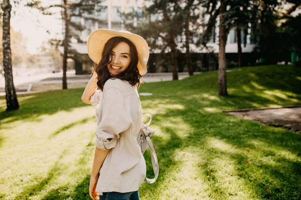 Portret Van Mooie Jonge Vrouw Stijlvolle Kleding Poseren Stadspark — Stockfoto