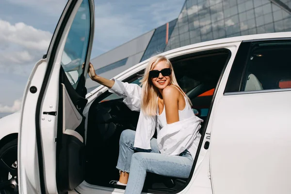 Bella Giovane Donna Seduta Nella Sua Auto Sul Parcheggio — Foto Stock