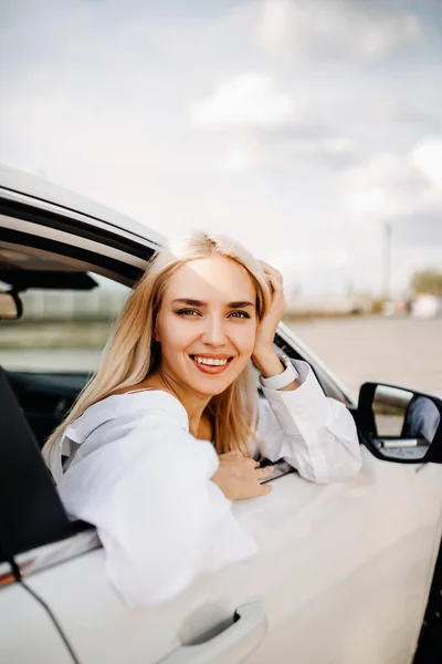 Piękna Młoda Kobieta Patrząc Samochodu — Zdjęcie stockowe