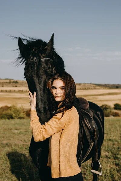 Retrato Mulher Bonita Com Cavalo Preto Natureza — Fotografia de Stock