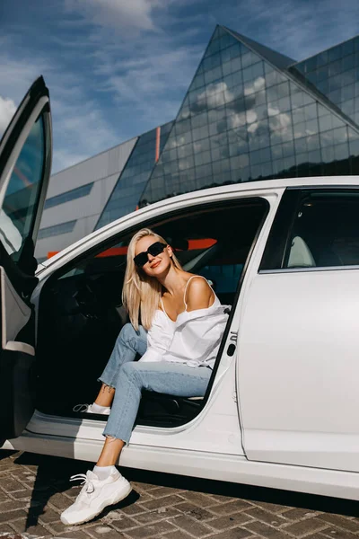 Schöne Junge Frau Sitzt Ihrem Auto Auf Dem Parkplatz — Stockfoto