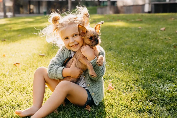 パークで楽しい子犬を持つ可愛い女の子のクローズアップ肖像画 ストックフォト