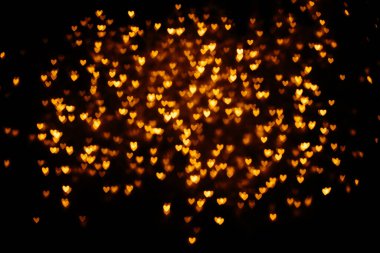 Sarı kalp şekilli bulanık bokeh arkaplan.