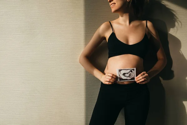 Femme Enceinte Souriante Tenant Une Image Échographique Bébé Devant Son — Photo